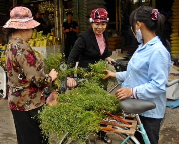 Những bó mùi già được các bà, các cô bán dịp cuối năm