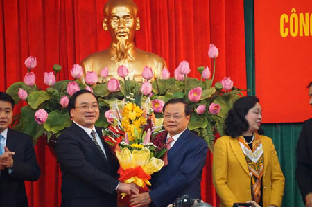 &Ocirc;ng Ho&agrave;ng Trung Hải nhận hoa ch&uacute;c mừng của &ocirc;ng Phạm Quang Nghị