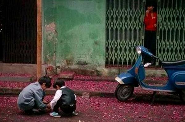 Sáng mùng 1, phía trước các hiên nhà ngập tràn xác pháo. Đi nhặt những quả pháo chưa nổ là thú vui của nhiều trẻ em