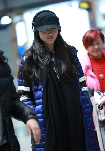 
Thang Duy giản dị tới sân bay chiều 28/2. Cô đeo headphone, mỉm cười khi paparazzi chụp ảnh.
