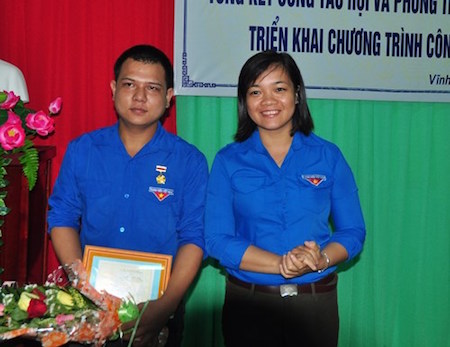 Chị Nguyễn Huỳnh Thu - Bí Thư Tỉnh Đoàn Vĩnh Long trao hoa và Huy hiệu Tuổi trẻ dũng cảm cho anh Trần Đình Duy.