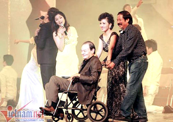 
NSND Trần Bình cùng các nghệ sĩ đưa nhạc sĩ Thanh Tùng ra sân khấu trong đêm nhạc Lối cũ ta về 2012.
