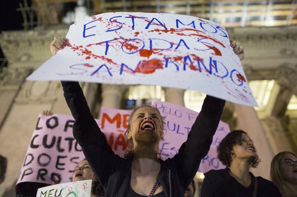 
Làn sóng biểu tình chống hiếp dâm diễn ra trên khắp Brazil.
