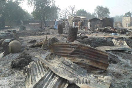 Hiện trường c&aacute;c ng&ocirc;i nh&agrave; ch&aacute;y đen sau vụ tấn c&ocirc;ng của Boko Haram v&agrave;o ng&ocirc;i l&agrave;ng Dalori của Nigeria - Ảnh: AP