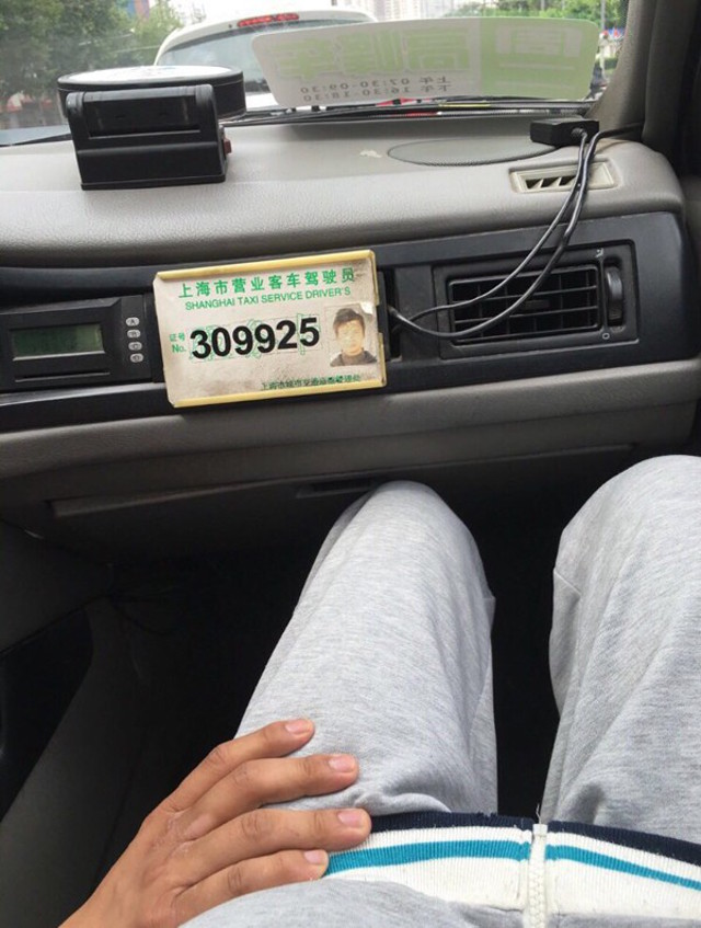 
Bức ảnh tài xế taxi sờ đùi bé gái 14 tuổi khiến cộng đồng mạng rất bức xúc
