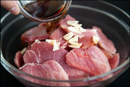 Thịt lợn là một thực phẩm phổ biến trong bữa ăn hàng ngày của người Việt. Ảnh minh họa.