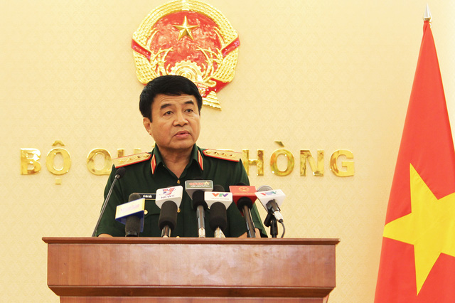 
Thượng tướng Võ Văn Tuấn thông tin về nguyên nhân ban đầu khiến 2 máy bay gặp nạn (ảnh: Quý Đoàn).
