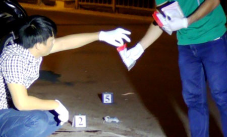 Cảnh s&aacute;t kh&aacute;m nghiệm hiện trường sau &aacute;n mạng. Ảnh: Hải Hiếu.