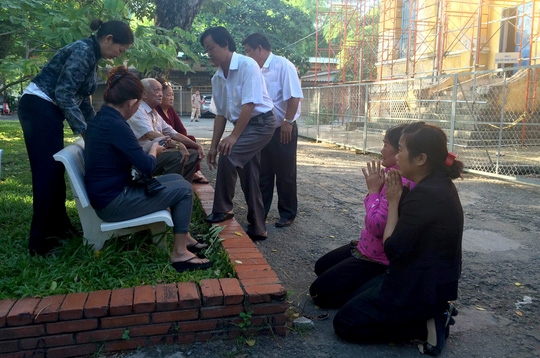 
 Sáng 18/7, trước khi phiên toà phúc thẩm vụ thảm sát Bình Phước diễn ra, bà Vũ Thị Thi – mẹ bị cáo Vũ Văn Tiến đã quỳ lạy gia đình nạn nhân tha thứ cho tội lỗi con mình.

