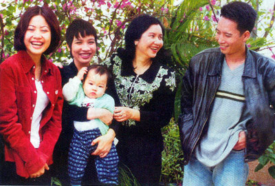NSƯT THu Hiền bên con trai, con dâu, con gái và cháu nội.