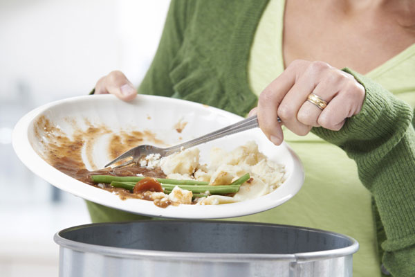 Sự tăng trưởng của vi khuẩn trong thức ăn thừa có thể gây khó tiêu cũng như các vấn đề về tiêu hóa khác - Ảnh: Shutterstock