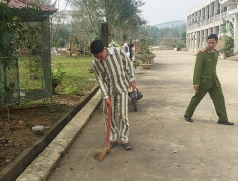 Nguyễn Mạnh Tường trong giờ lao động ở trại.