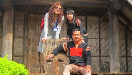 TS Tuyết Nhung (bìa trái) về buôn. Ảnh: Tiền Phong.
