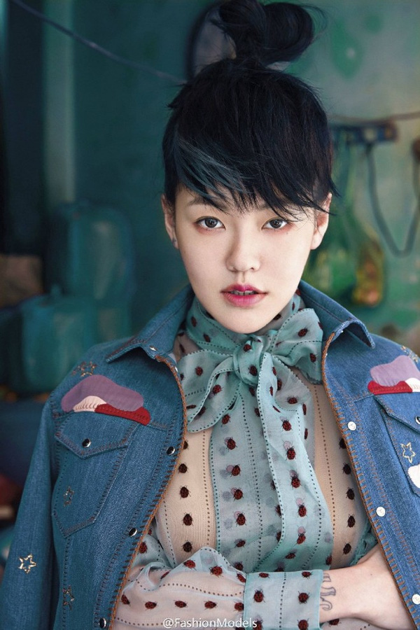 
Vào đầu tháng 5 vừa qua, nữ MC nổi tiếng Đài Loan Tiểu S đã đến Hà Nội để chụp một bộ ảnh cho tạp chí Vogue Đài Loan. Sau gần 1 tháng chỉnh sửa, bộ ảnh đẹp này đã được tung ra vào ngày 1/6.
