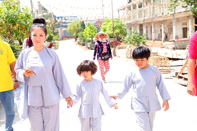 
Ngày 18/7, Thúy Nga đưa con gái Nguyệt Cát đến thăm và tặng quà cho các em nhỏ mồ côi đang sinh sống tại chùa Từ Hạnh (TP HCM).
