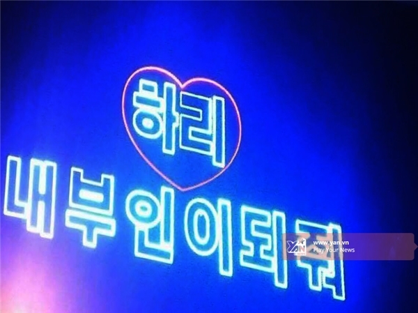 
Dòng chữ tiếng Hàn có nội dung:  Hari làm vợ anh nhé! trong quán bar tối qua được một trang mạng chụp lại.
