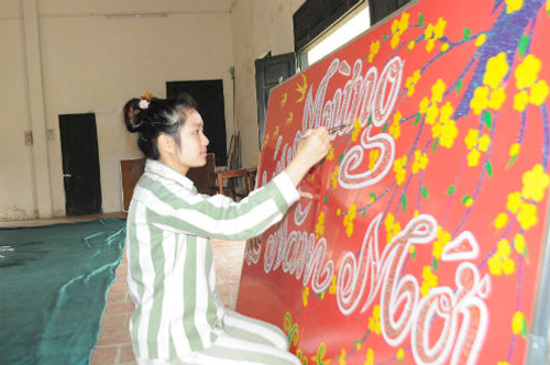 Giấc mơ l&agrave;m c&ocirc; gi&aacute;o của Trang đ&atilde; vỡ vụn, c&ocirc; chăm chỉ cải tạo để sớm trở về.