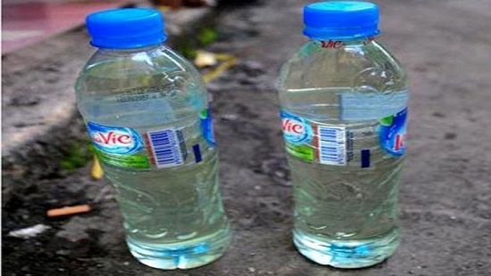 Tránh cất giữ các loại hóa chất, nước tẩy rửa gia dụng trong các vỏ chai vốn đựng nước uống, nước ngọt (như chai Lavie) khiến trẻ nhầm tưởng là nước uống được.