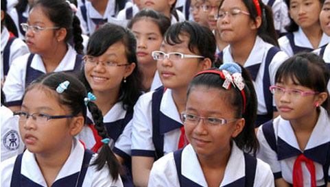 
Tỷ lệ học sinh ở Hà Nội mắc bệnh lý về mắt ngày càng gia tăng.
