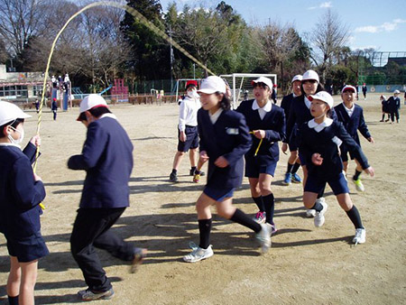 Trẻ em Nhật nô đùa trong nắng dù thời tiết đang là 4 độ C (Ảnh chụp ngày 25.1).