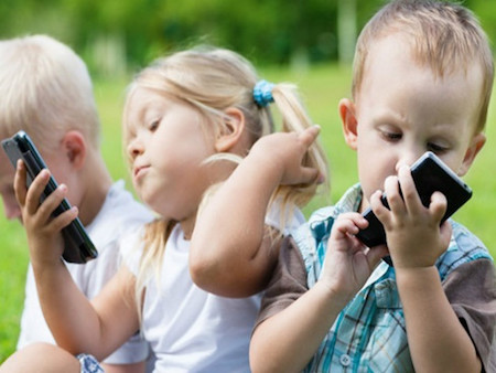 Dùng smartphone có thể gây hại mắt trẻ em - Ảnh: Shutterstock