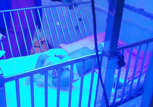 Bé G. nằm điều trị trong phòng cách ly.