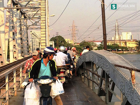 Người d&acirc;n đi tr&ecirc;n ph&iacute;a cầu hiếu k&igrave; theo d&otilde;i vụ việc.