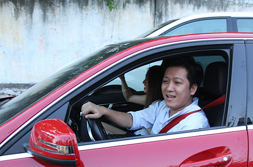 
Trường Giang tự lái xe đưa bạn gái đi ra mắt chương trình hài Ai cũng bật cười có anh tham gia diễn xuất.
