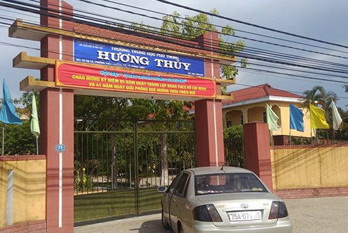 
Trường THPT Hương Thủy (Thừa Thiên -Huế), nơi xảy ra sai sót khiến hàng chục học sinh bất an trước kỳ thi tốt nghiệp THPT quốc gia 2016. Ảnh: Đắc Đức
