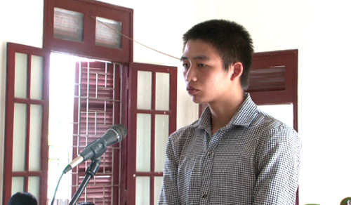 B&agrave;n Tiến H&ugrave;ng tại phi&ecirc;n t&ograve;a. Ảnh: Thanh Tuyền.