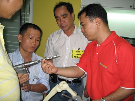 Bác sỹ Chính (Áo trắng đứng trong cùng) trong một chuyến công tác học tập ở Thái Lan