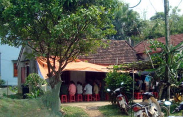 Gia đ&igrave;nh đang l&agrave;m tang lễ cho ch&aacute;u Phi.