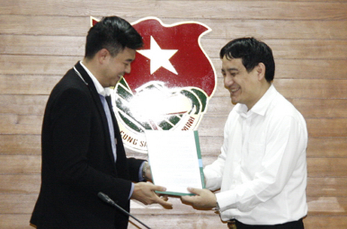 Cựu MC chương tr&igrave;nh Chiếc n&oacute;n kỳ diệu nhận quyết định từ B&iacute; thư Nguyễn Đắc Vinh. Ảnh: doanthanhnien.