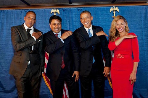 
Tổng thống Barack Obama thực hiện động tác phủi bụi kinh điển cùng vợ chồng Jay-Z và Beyoncé. Ảnh: Straight from the A
