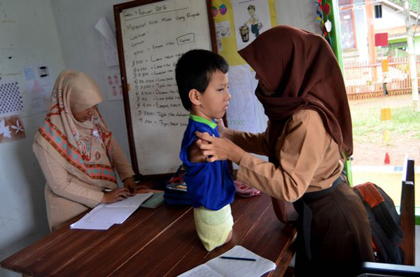 
H&agrave;ng ng&agrave;y, Tiyo Satrio được mẹ đưa đến trường. Cậu tỏ ra rất xuất sắc trong m&ocirc;n to&aacute;n v&agrave; c&aacute;c hoạt động li&ecirc;n quan đến t&igrave;m hiểu, nghi&ecirc;n cứu t&ocirc;n gi&aacute;o.
