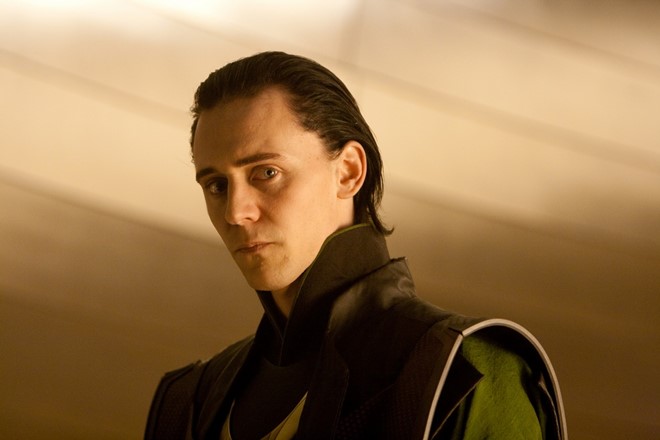 
Loki (Tom Hiddleston) trong Thor (2011): Tom Hiddleston có được bước ngoặt sự nghiệp khi sắm vai người em quỷ quyệt của Thần sấm Thor trong thế giới phim siêu anh hùng Marvel từ năm 2011. Loki luôn cho rằng mình là đấng linh thiêng, còn con người chỉ là giống sinh vật hạ đẳng, không đáng tồn tại. Với lòng hận thù mù quáng ấy cùng bộ óc xảo quyệt, hắn gần như đã thành công trong việc chia rẽ nhóm Avengers. Thực chất, nhân vật có phần đáng thương khi từ nhỏ đã là cái bóng của Thor. Loki luôn muốn có ngày được sánh ngang hoặc vượt hơn anh trai. Nhưng càng cố gắng bao nhiêu, gã lại càng thất bại. Ảnh: Disney

