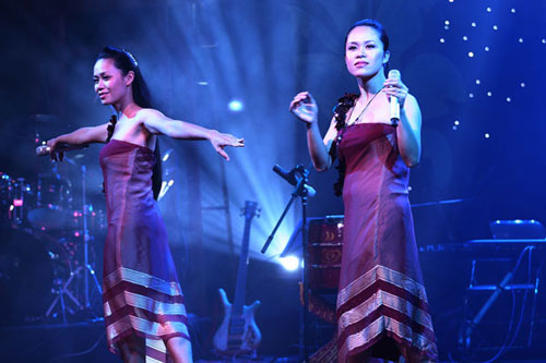 
Minh Ánh thời còn tham gia hoạt động ca hát cùng với người em song sinh Minh Anh
