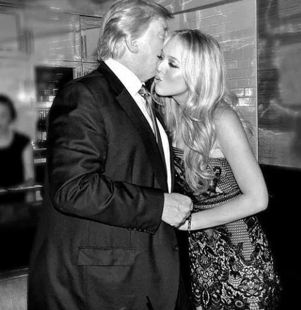 
Tiffany Trump và cha mình là ông Donald Trump.
