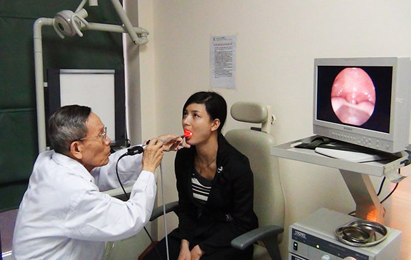 GS.TS. Trần Hữu Tuân - Nguyên Viện phó viện Tai mũi họng TW khám họng cho bệnh nhân.