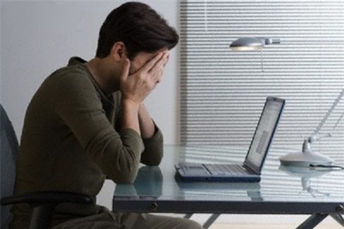 Có người còn nói “Ngày xưa Kiên học giỏi nhất lớp, cứ nghĩ sớm thành đạt nhưng chẳng ngờ thằng M lười học thế giờ lại có xe hơi, nhà lầu rồi’ (Ảnh minh họa).