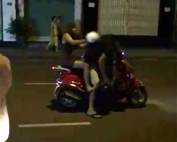 2 vợ chồng chở đứa con nhỏ trên xe máy đang lưu thông thì bất ngờ xảy ra mâu thuẫn.