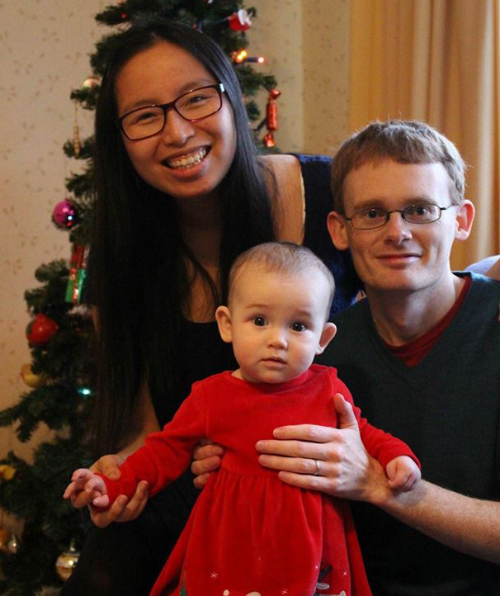 
Chị Thu Ngân và anh Simon hạnh phúc bên con gái Anna 8 tháng tuổi. Ảnh:NVCC.
