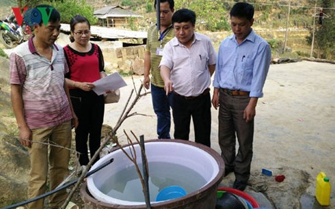 Nguồn nước dẫn từ khe núi được các công nhân sử dụng bị nhiễm độc.