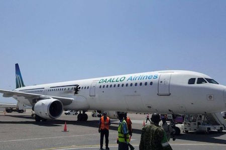 Máy bay của hãng hàng không Daallo Airlines bị thủng thân. (Ảnh: ABC News)