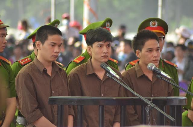 
Vũ Văn Tiến, Nguyễn Hải Dương và Trần Đình Thoại đứng trước vành móng ngựa tại phiên tòa xét xử sơ thẩm vào ngày 17/12/2015
