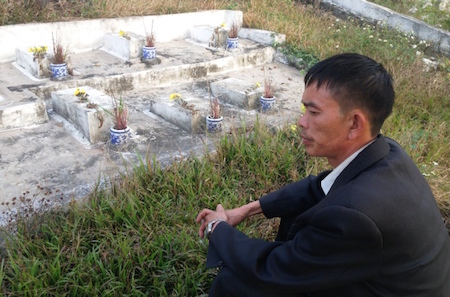  Anh Ngô Văn Quyền bên nghĩa trang hài nhi vô danh.