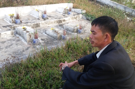 &nbsp;Anh Ng&ocirc; Văn Quyền b&ecirc;n nghĩa trang h&agrave;i nhi v&ocirc; danh.