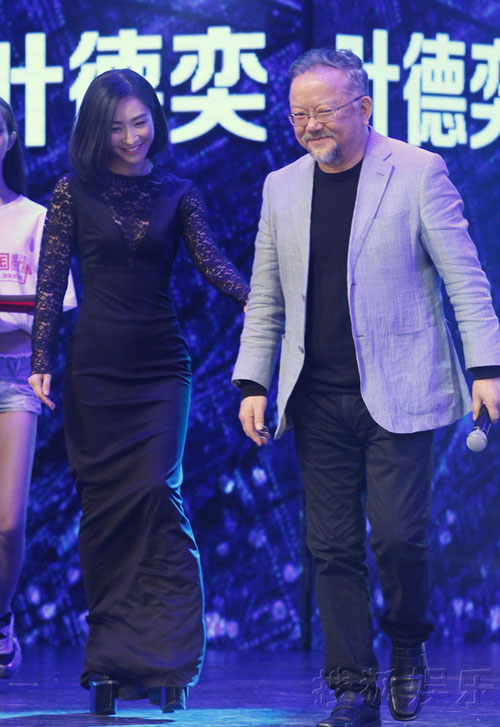 Nam diễn viên Vương Cương tham dự lễ trao giải tại Đại học Thanh Hoa ở Bắc Kinh tối 18/1. Ông được nữ diễn viên Chân Hoàn truyện Đào Hân Nhiên hộ tống lên sân khấu.