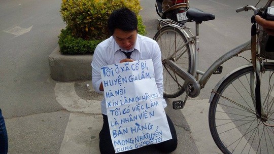 Nguyễn Việt Hải quỳ trước cổng Đ&agrave;i truyền h&igrave;nh với tấm biểu ngữ xin việc.