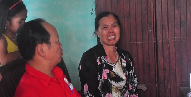 Bà Lương Thị Sinh, chị gái bà Lương Thị Năm (một nạn nhân bị lan can nhà ông Đúng đè trọng thương) khóc lớn kể lại lúc nhận tin em gái gặp nạn.